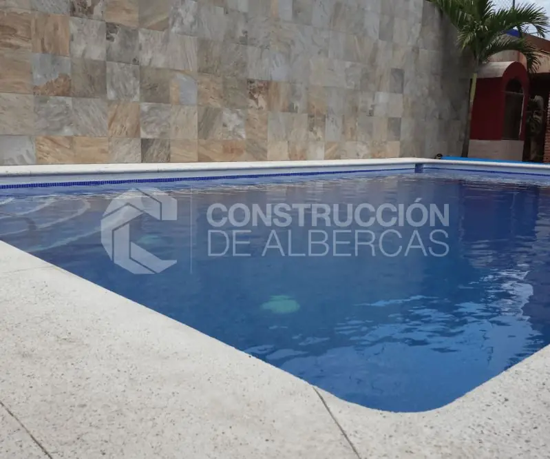 Alberca equipada con cubierta y deck